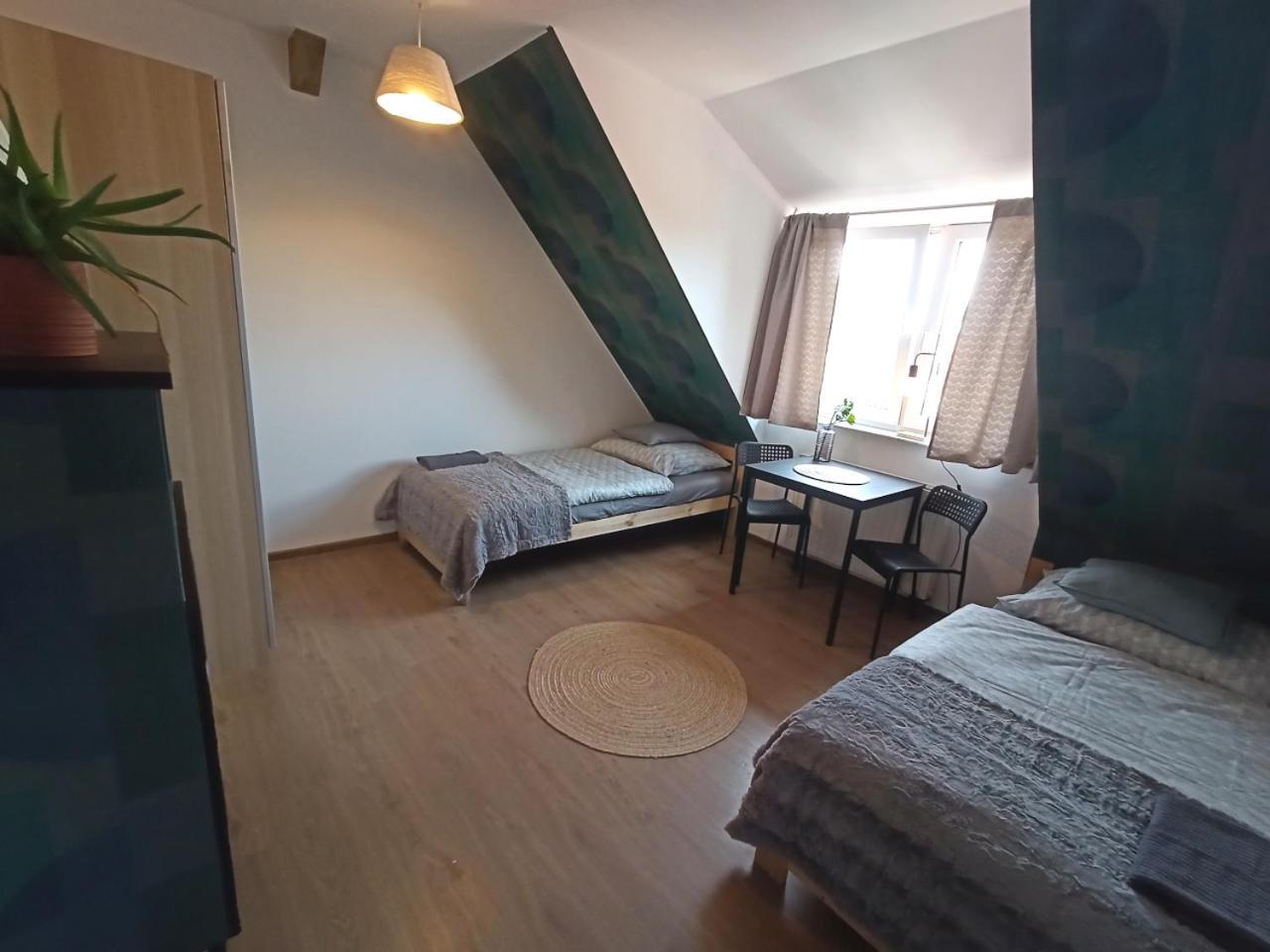 Lemuria Pokoje Hostel Chojnowska A レグニツァ エクステリア 写真